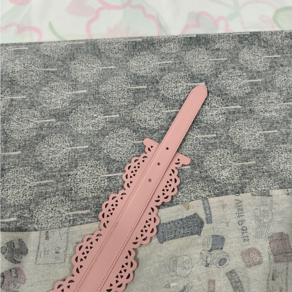 Alaïa Pink Laser-Cut Scalloped Leather Waist Belt - Picture 5 of 8